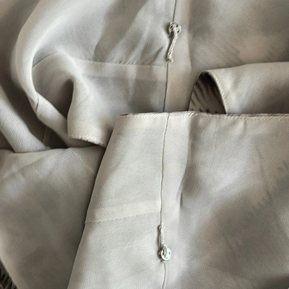 Banana Republic Animal Print Gray Lined Sleeveless VNeck& Back Side Zip Blouse 4 - Picture 7 of 10